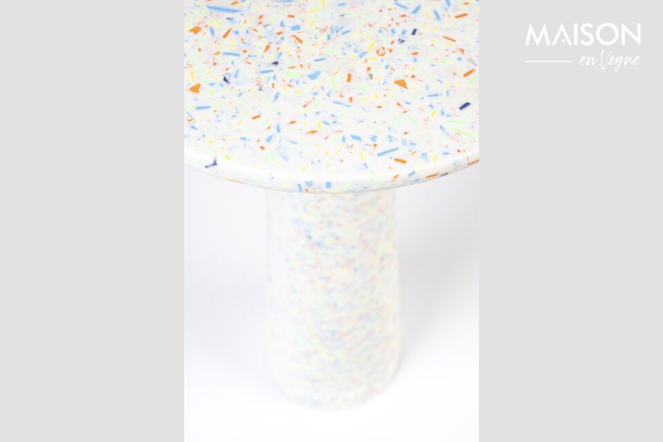 Ajoutez une touche unique avec Victoria, table d'appoint en terrazzo.