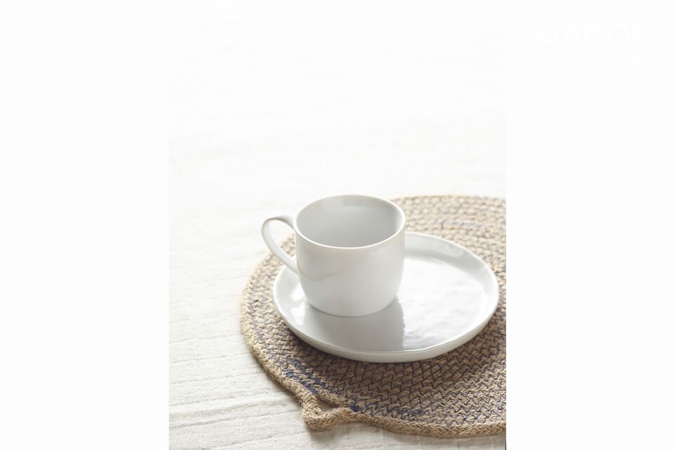 Délicatesse et pureté dans notre tasse en porcelaine.