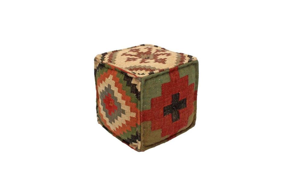 Un pratique pouf multicolore, parfait pour tout espace.