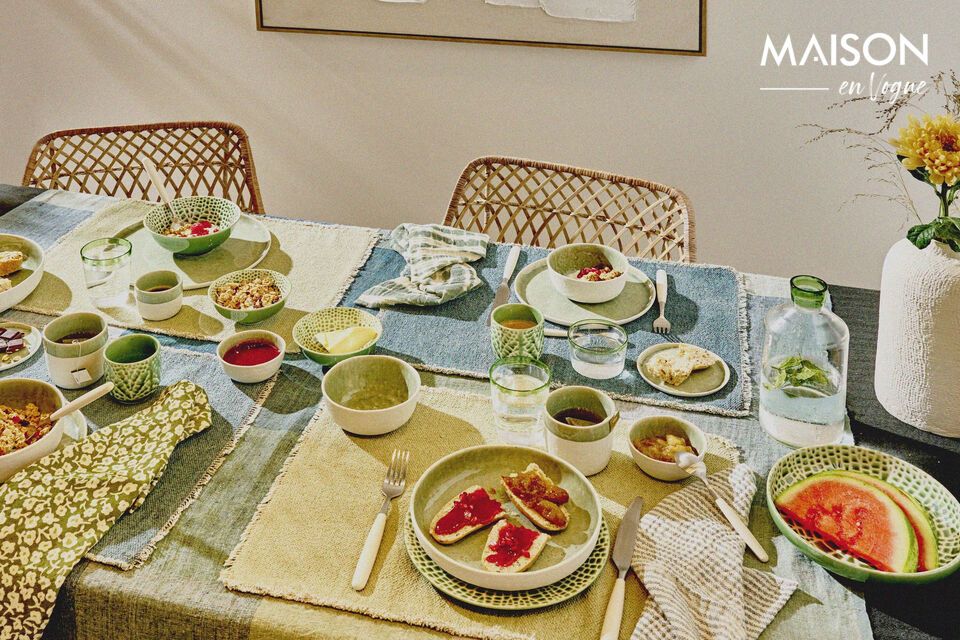 Découvrez le charme discret et rafraîchissant de notre set de table en coton vert pâle de la