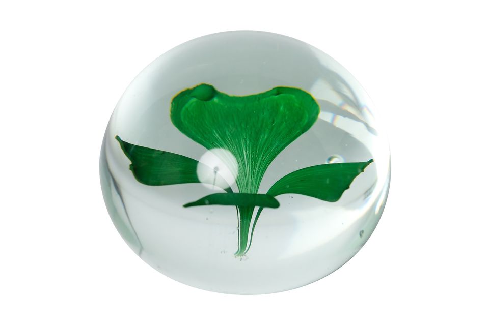 Ce trèfle à quatre feuilles à l\'intérieur d\'une boule de verre est l\'objet parfait pour une