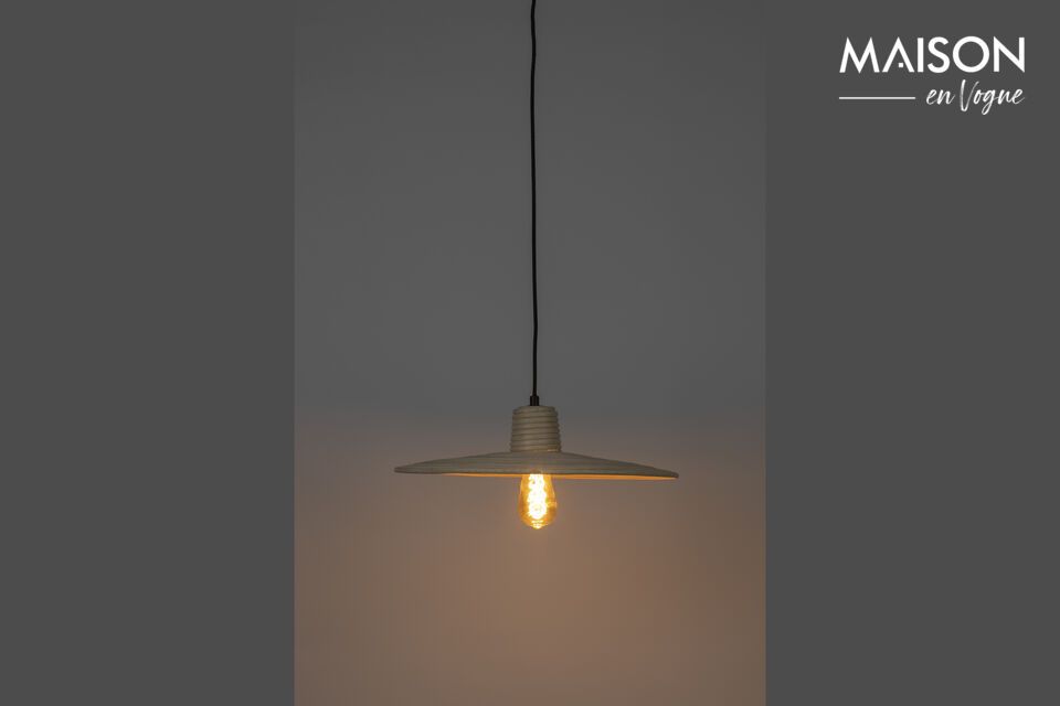 Ajoutez une touche de nature avec cette lampe suspendue en rotin.