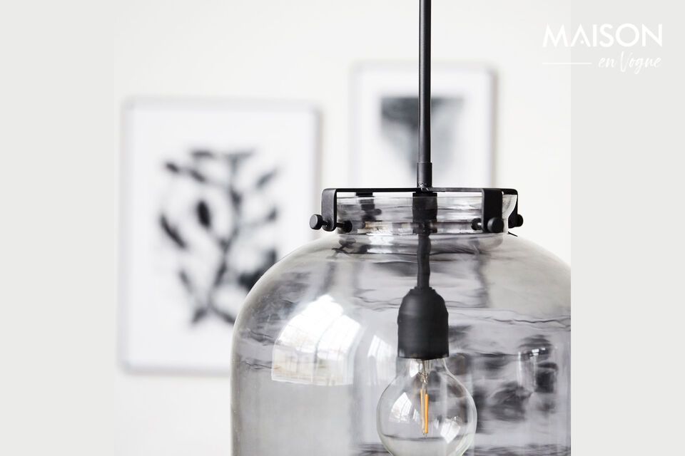 La suspension en verre gris Ball combine l\'élégance et un design contemporain pour illuminer et