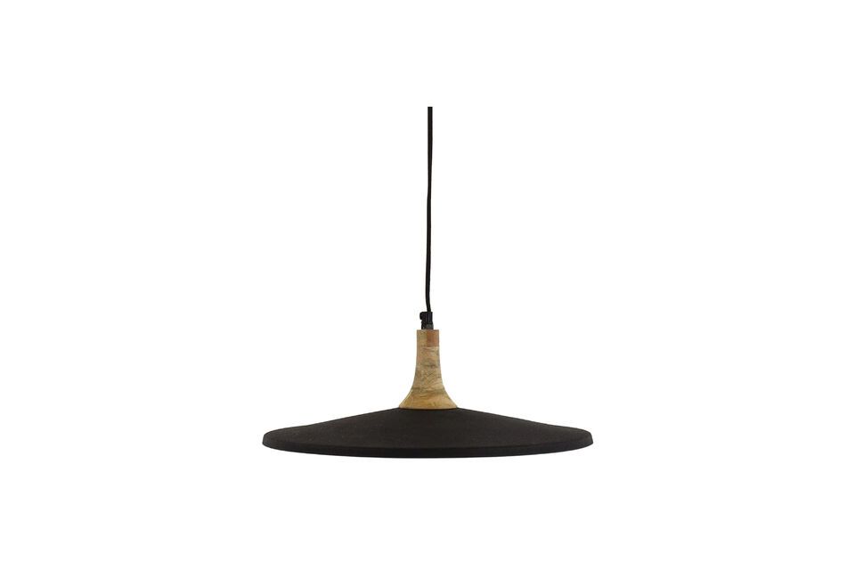 Ce luminaire noir en métal se fond élégamment dans toute décoration.