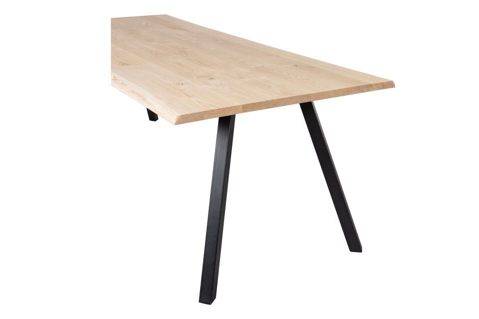 Le plateau de table en tronc d\'arbre est non seulement beau