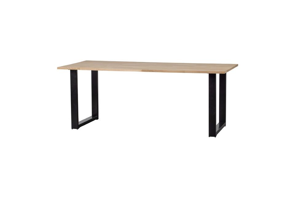 Ajoutez une touche de modernité à votre salle à manger avec cette table en chêne