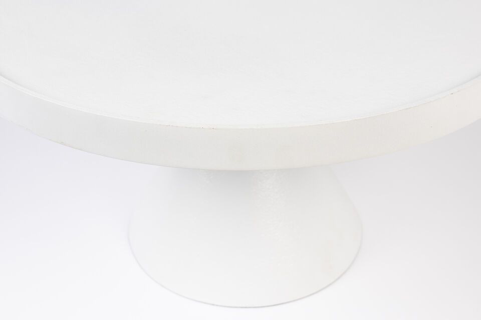 Cette table basse n\'est pas seulement un plaisir pour les yeux ; elle est également pratique avec