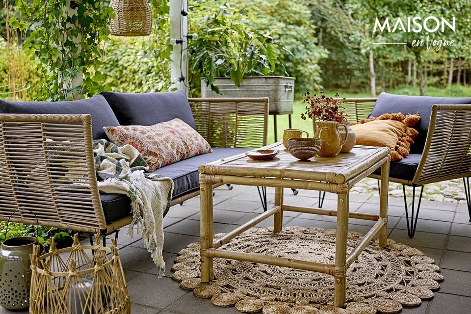 Sublimez votre extérieur avec une table basse en bambou nature.