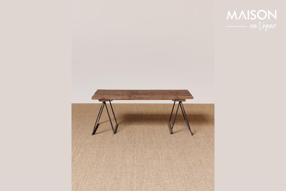 Table basse élégante et éco-responsable en bois recyclé.