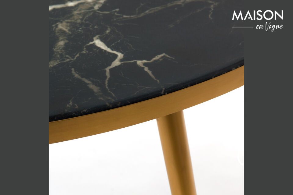 Cette table basse, chic et moderne, s\'inspire du design du milieu du siècle