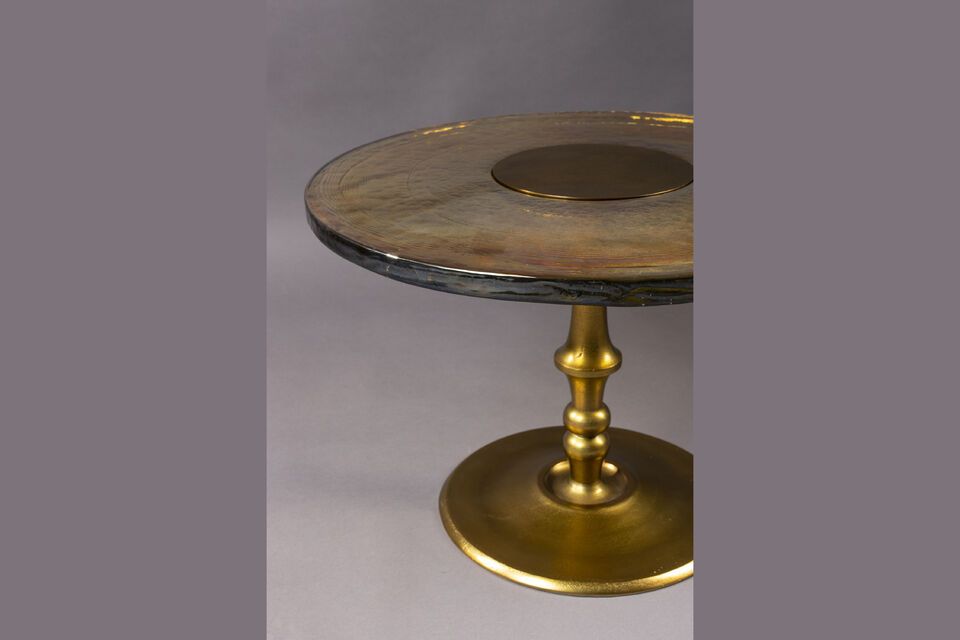 Table basse en verre : élégance et stabilité dorée.