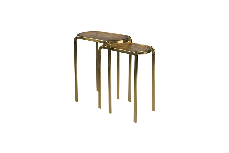 Ajoutez une touche d'éclat fonctionnelle avec notre table en aluminium doré.