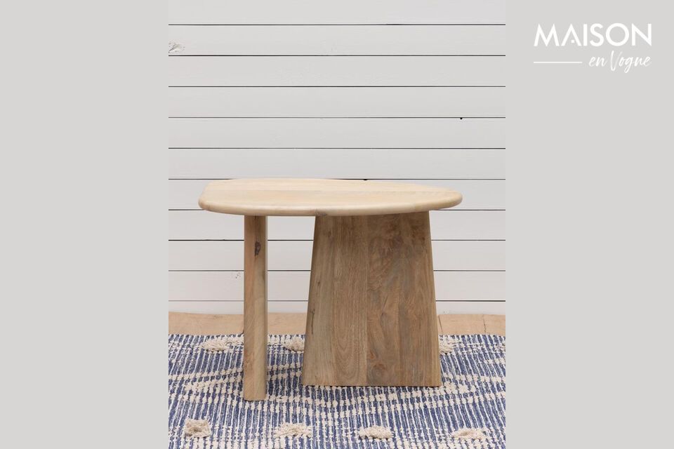 Adoptez un style minimaliste et fonctionnel avec notre table d\'appoint en manguier beige