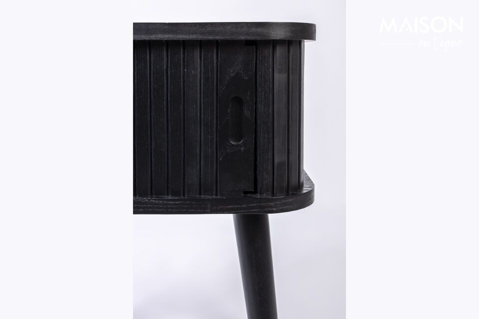 Découvrez l\'élégance et la fonctionnalité combinées avec notre Table d\'appoint en bois noir