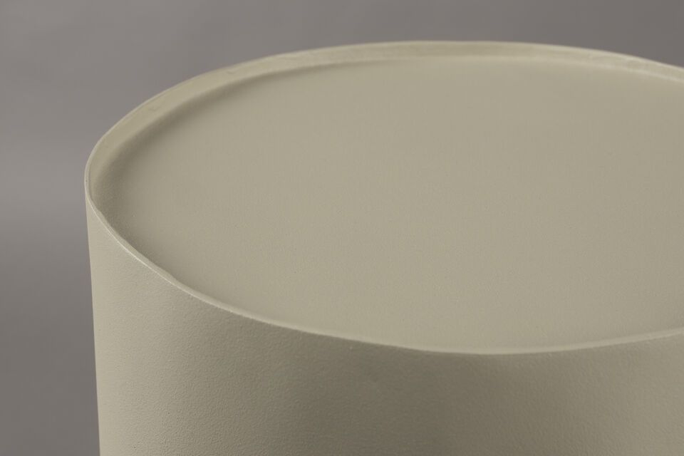 La couleur beige neutre de la table Sai apporte une touche de chaleur et de douceur à votre décor