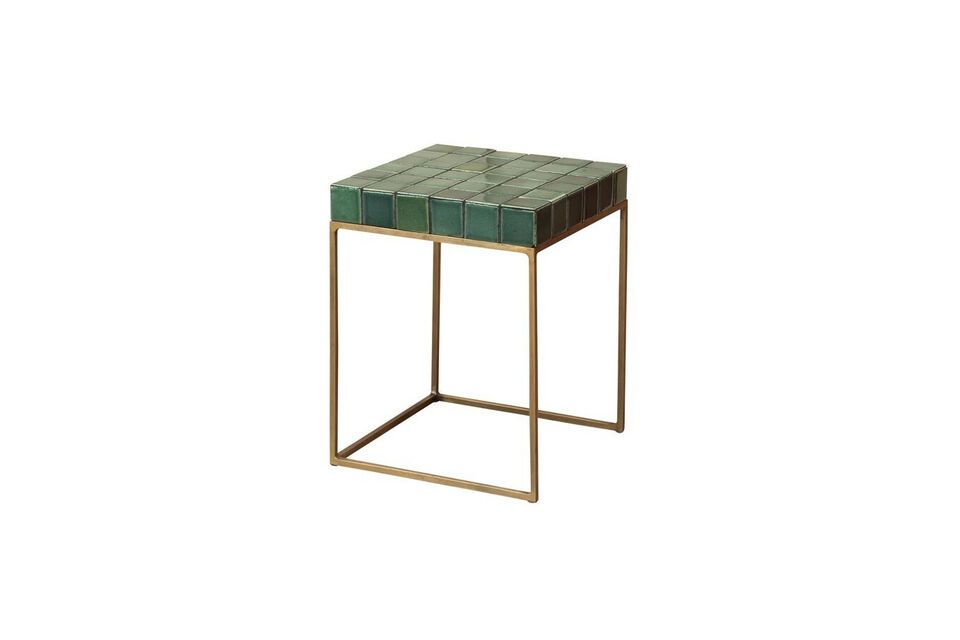 Table d'appoint robuste et compacte pour tout décor.