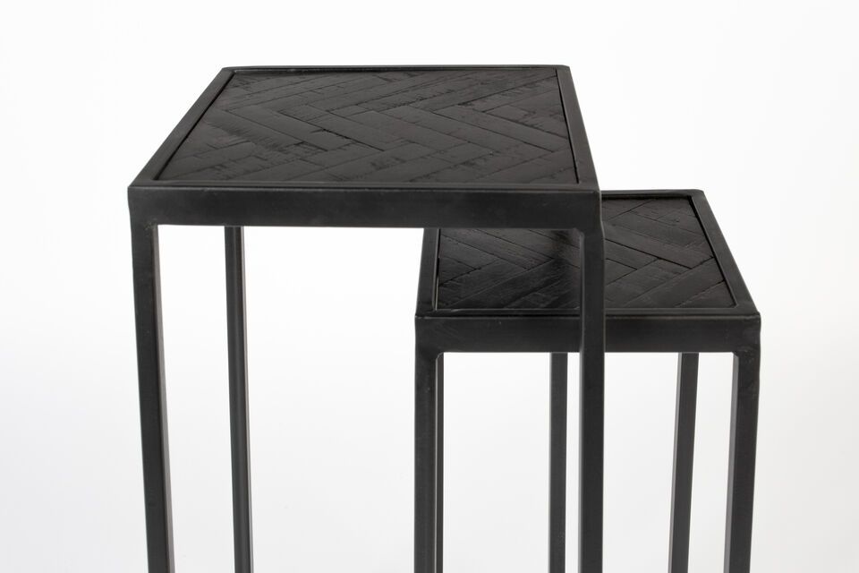 La finition noire de cette table en teck ajoute une touche de sophistication et de style