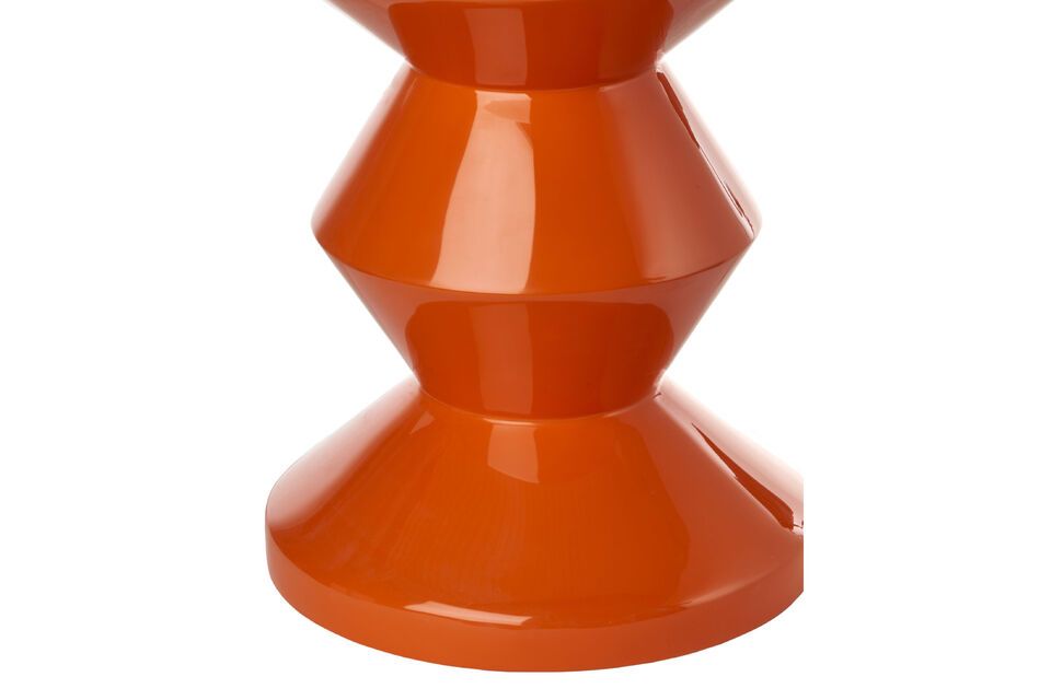 Fabriquée en polyester laqué, la table d\'appoint en polyester orange Zig Zag résiste à l\'eau