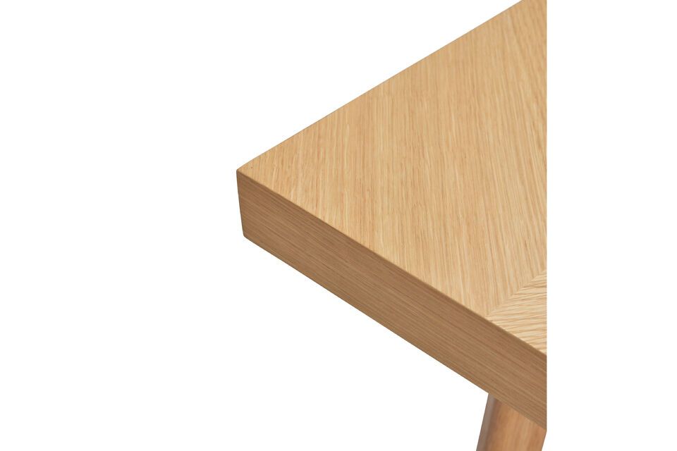 La table de repas en bois clair Herringbone offre un espace accueillant pour partager des repas en