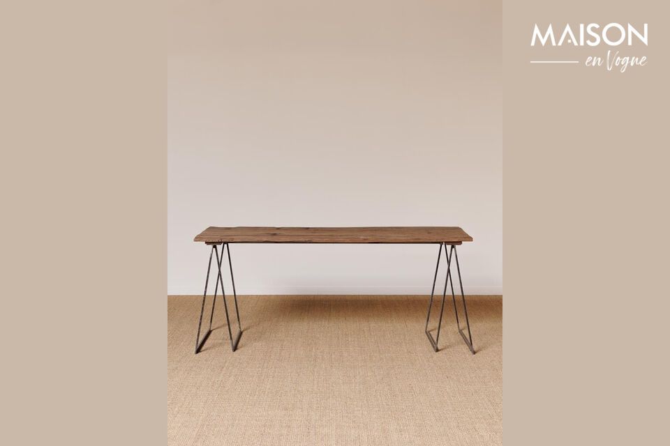 Découvrez une table en bois recyclé, robuste et élégante.