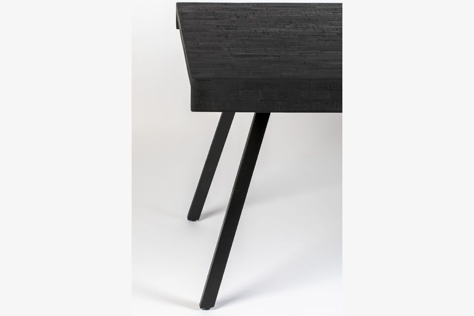 Le design sobre mais sophistiqué de la table Suri en fait un choix idéal pour ceux qui cherchent