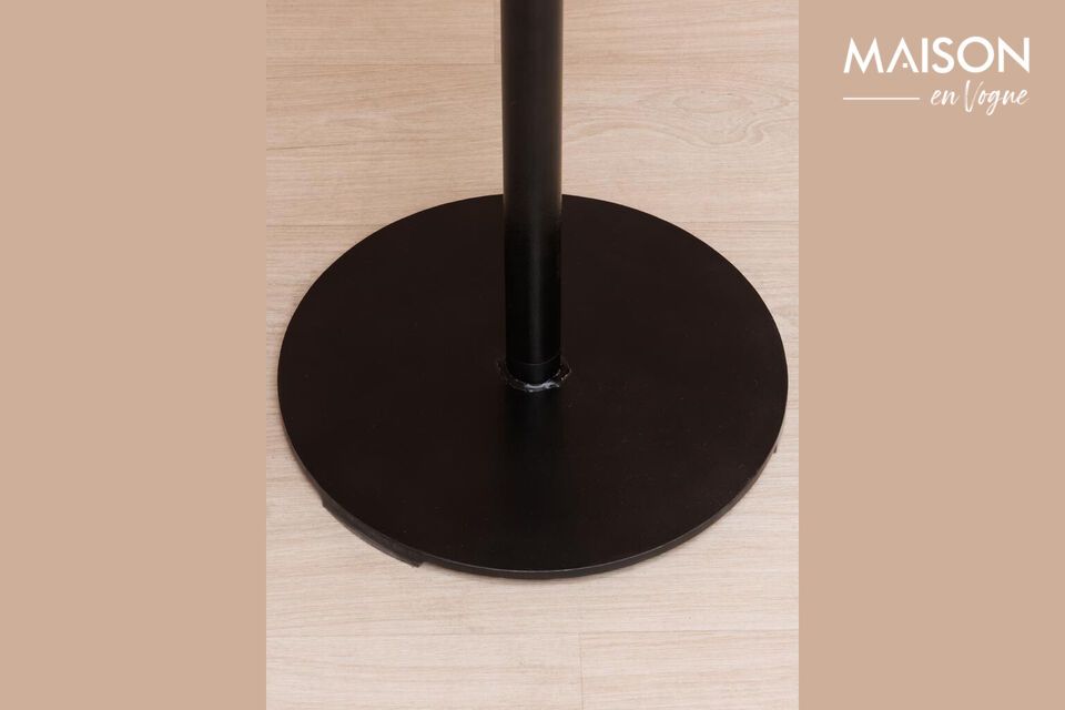 Invitez l'élégance avec une table en marbre durable.