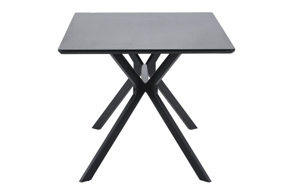 La table à manger Bruno en noir est une pièce de mobilier élégante et spacieuse qui ajoute une