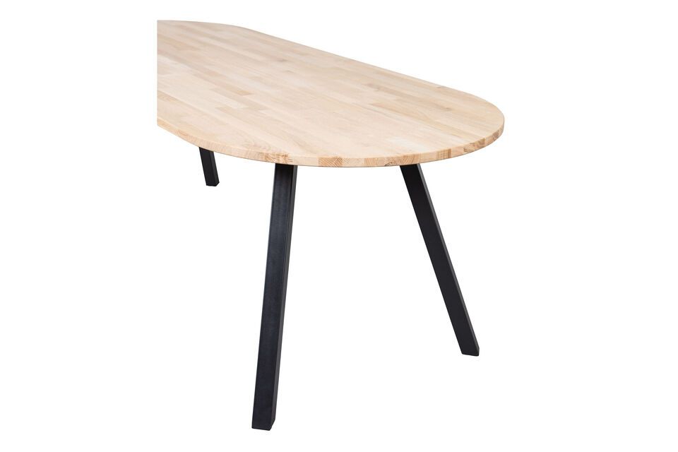 La hauteur de la table est de 75 cm, la longueur de 220 cm et la largeur de 90 cm