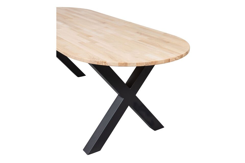 Cette table à manger en chêne non traité offre un design moderne et une grande capacité