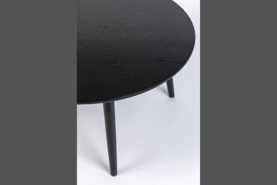 Son coloris noir apporte une touche moderne et chic à votre intérieur