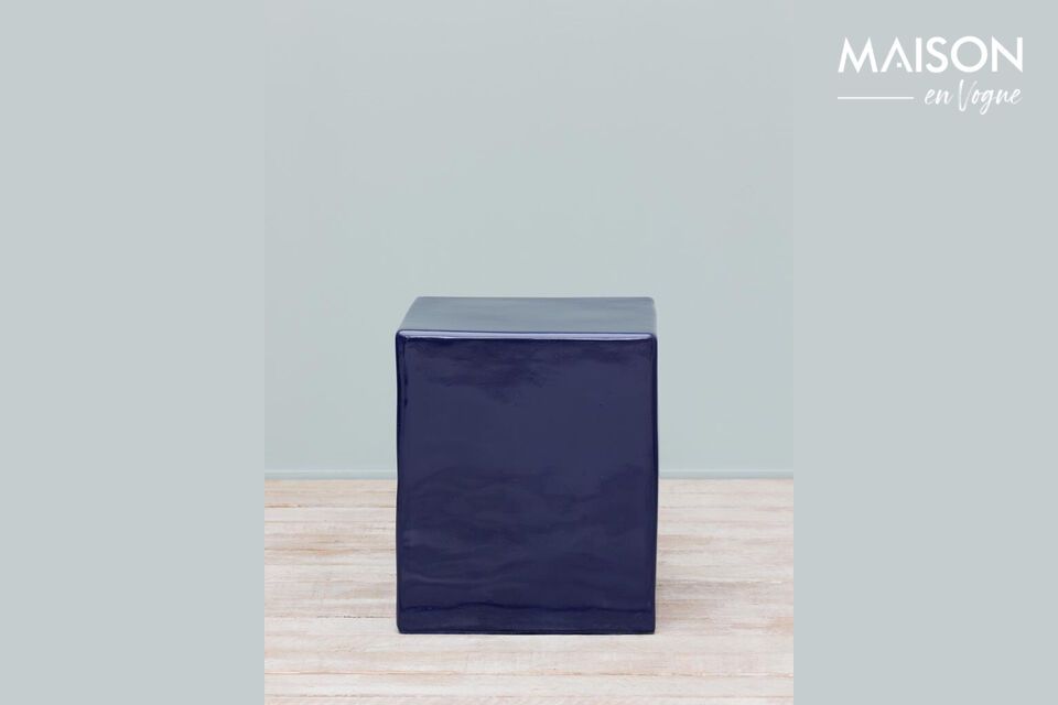 Tabouret postmoderne bleu, alliant forme et fonction.