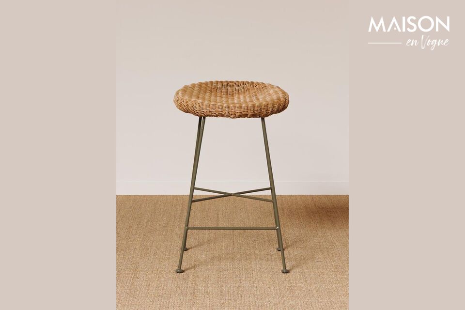 Un tabouret en rotin beige, l'élégance alliée à la praticité.