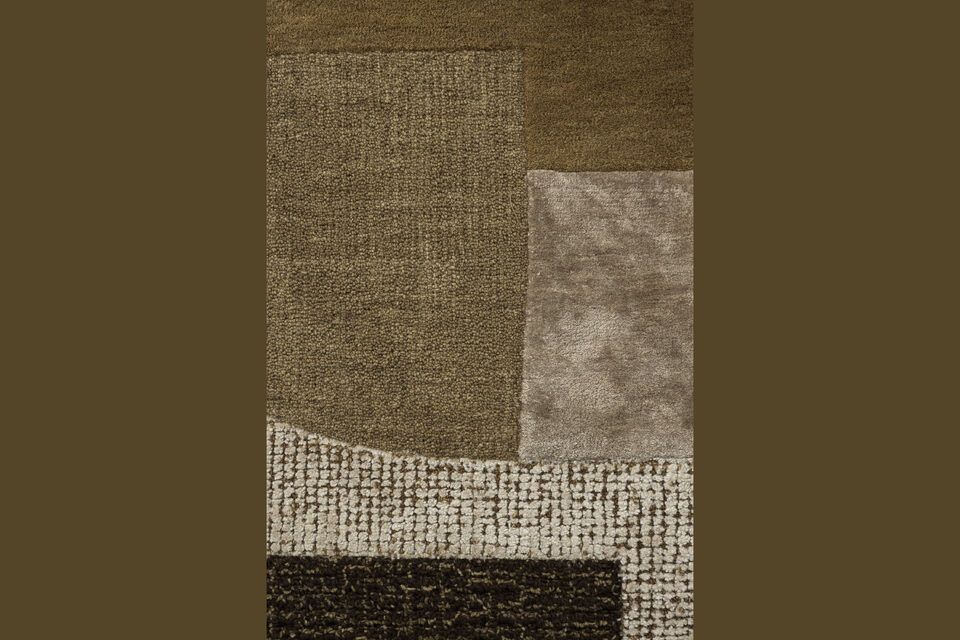 Le tapis Silvan illustre un agencement de couleurs et textures qui captivent le regard