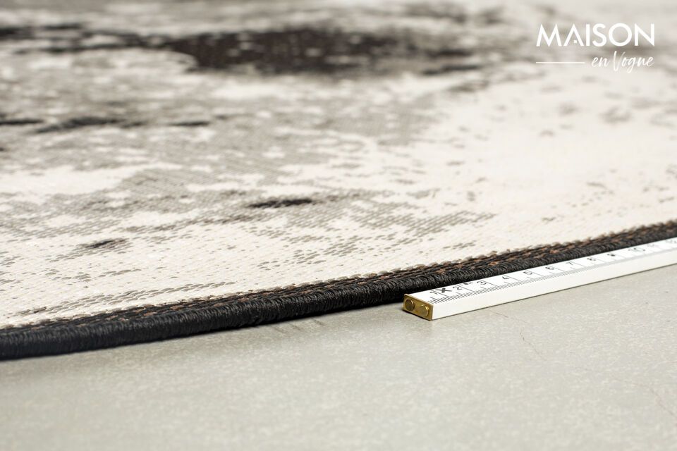 Un tapis gris tisse l'éclat de la lune, pour dedans et dehors.