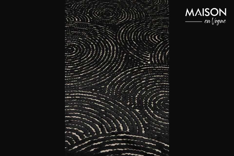 Tapis en tissu noir, élégance d'époque et confort moderne.