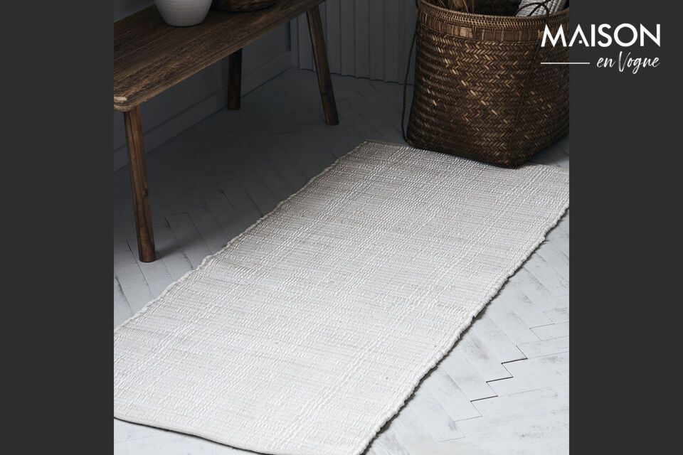 Illuminez votre espace avec ce tapis blanc versatile et durable.