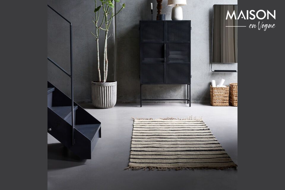 Élégance intemporelle avec le tapis en jute noir et naturel.