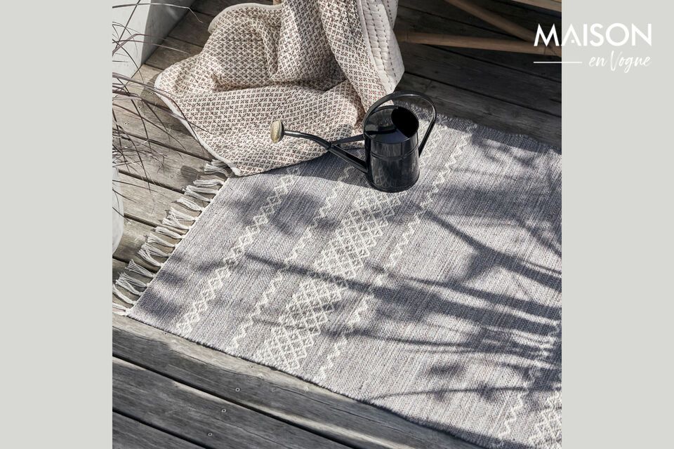 Tapis gris clair en polyester recyclé, durable et polyvalent.