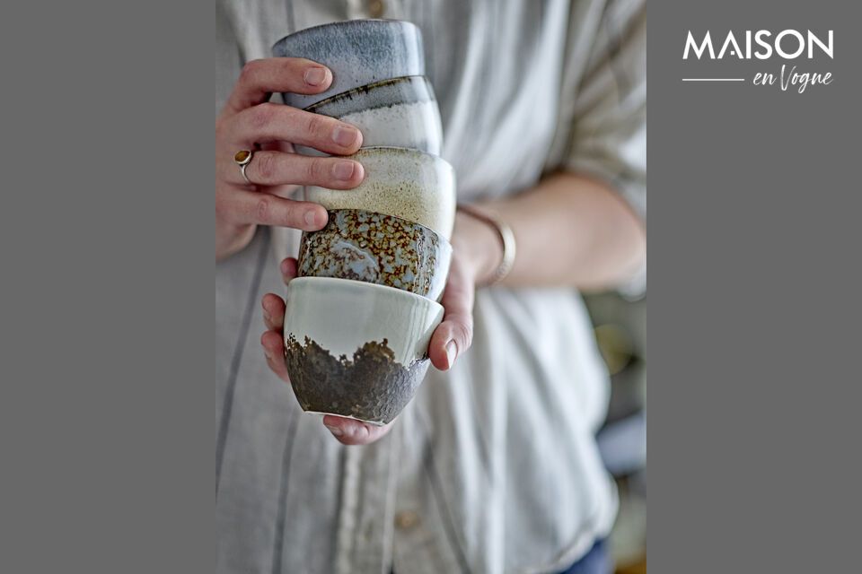 Une tasse élégante et unique en grès pour votre quotidien.