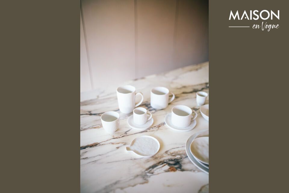 Sublimez votre table avec l'élégance simple de ces tasses blanches en porcelaine.