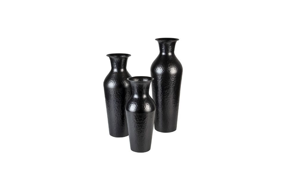 Le vase Dunja est disponible en trois tailles: petit