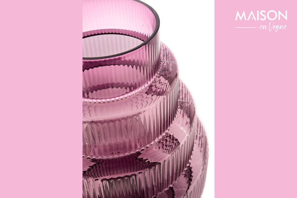 Intégrez ce vase Steps en fibre de verre violet foncé à votre décor pour dynamiser