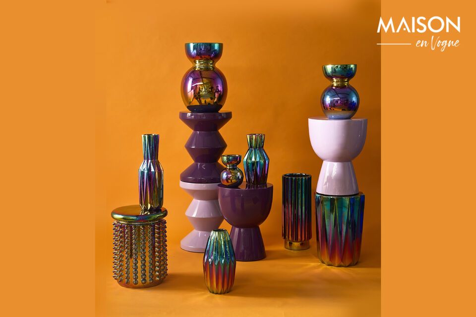 Le design rétro du vase Boolb est complété par une touche contemporaine qui lui confère une