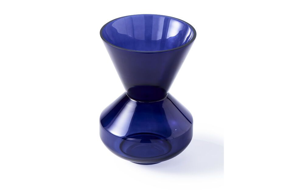 Modernité et élégance avec notre vase en verre bleu.