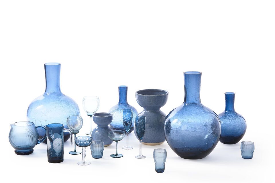 Un vase en verre unique, robuste et artistiquement fissuré.