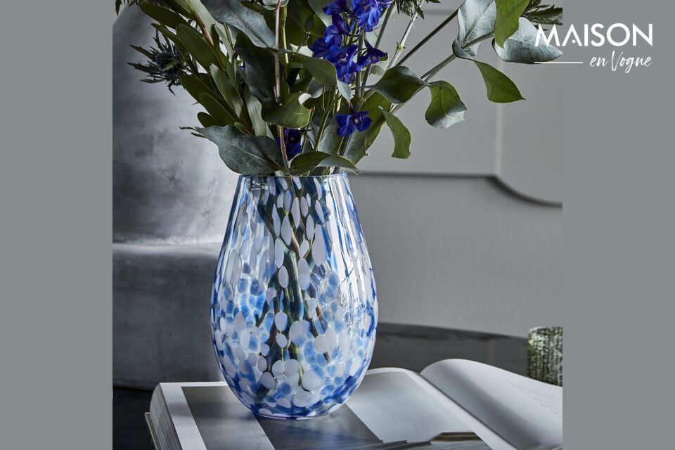 Élégance et fraîcheur pour votre intérieur avec notre vase bleu.