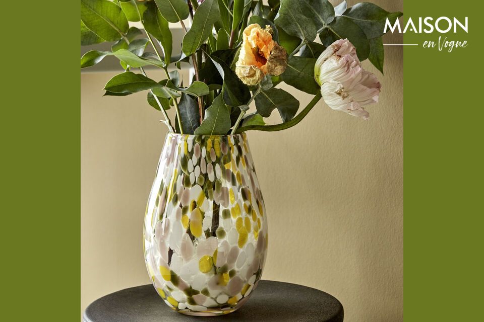 Illuminez votre intérieur avec ce vase en verre jaune élégant.