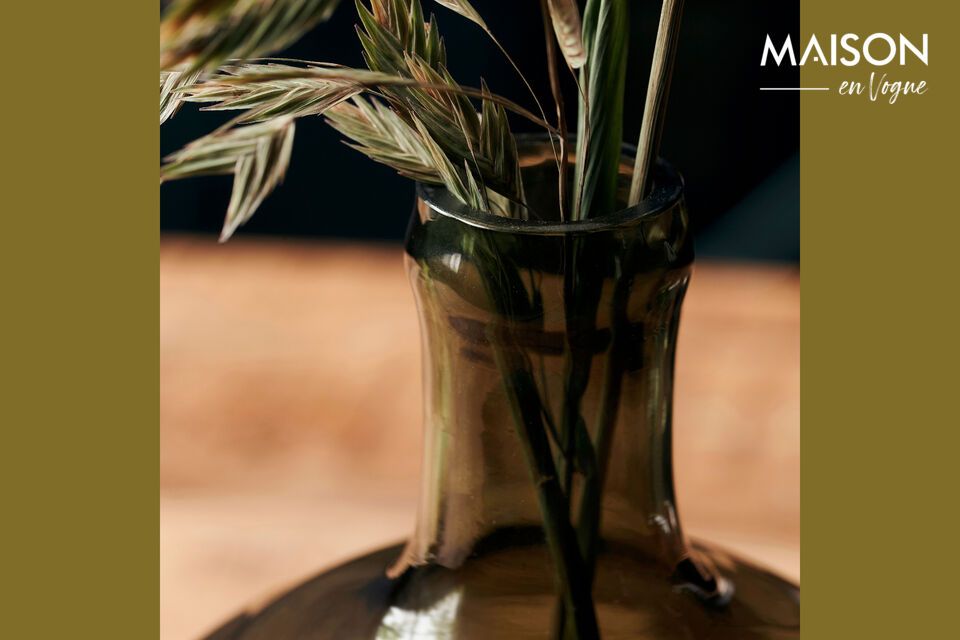 Apportez une touche de finesse à votre intérieur avec le vase Tinka en verre vert